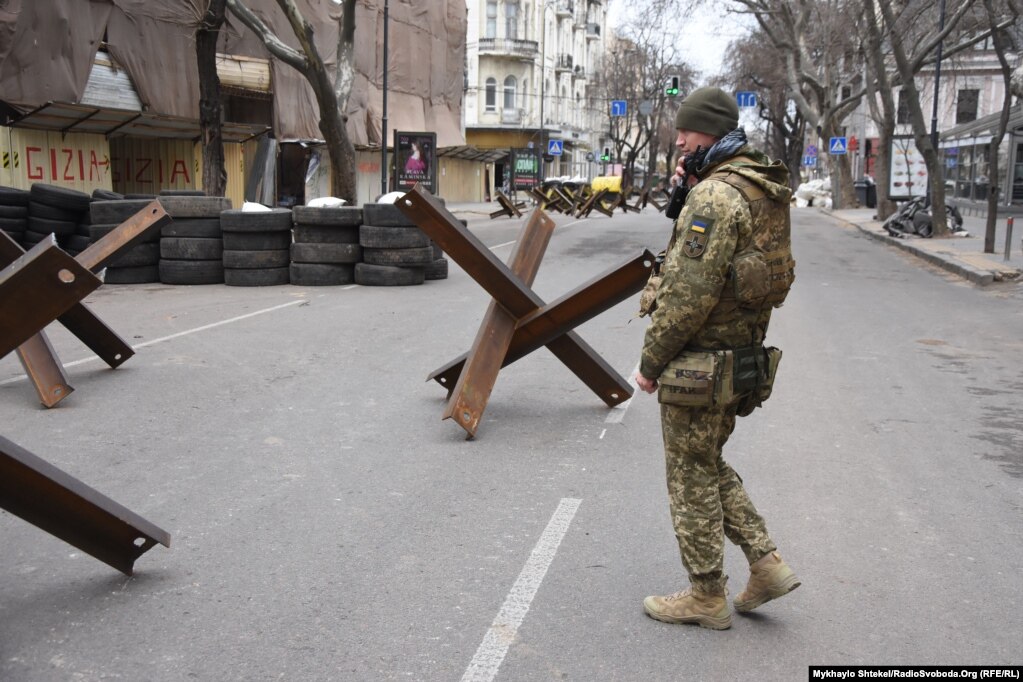 Barrikada anti-tanke janë vendosur në rrugë për të zmbapsur tanket dhe automjetet tjera të blinduara ruse.