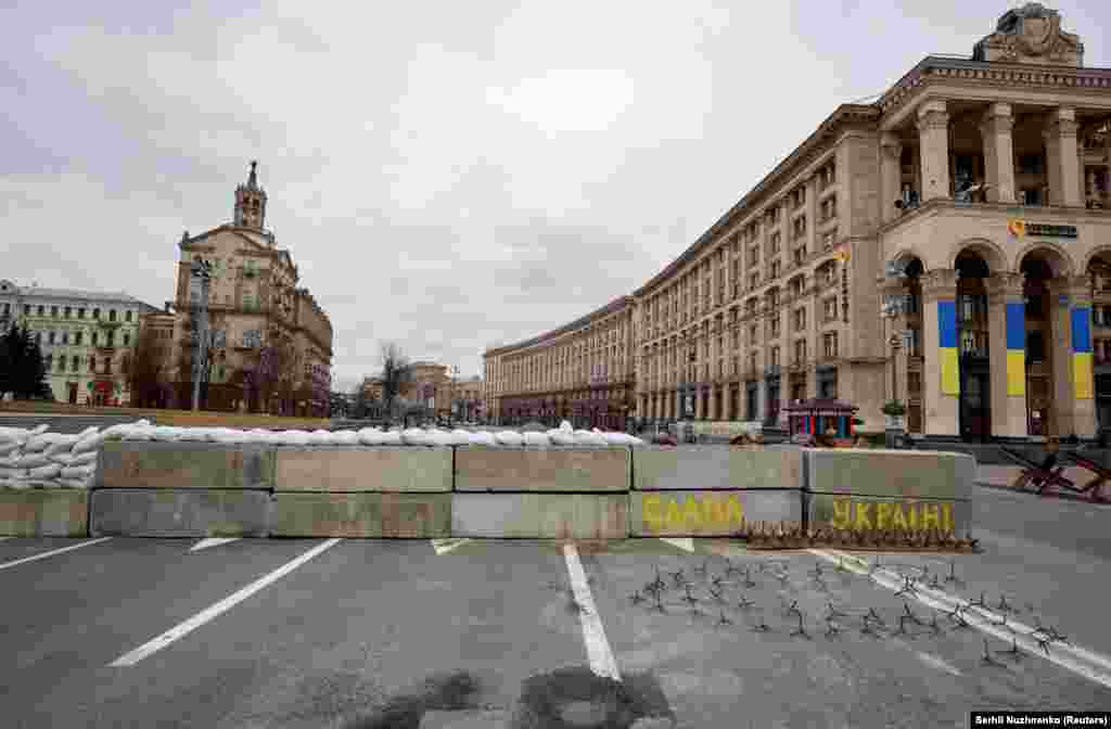 Бетонные блоки в центре Киева, с нанесенной аэрозольной краской надписью: &laquo;Слава Украине!&raquo;