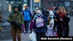شماری از غیر نظامیان در حال ترک اوکراین