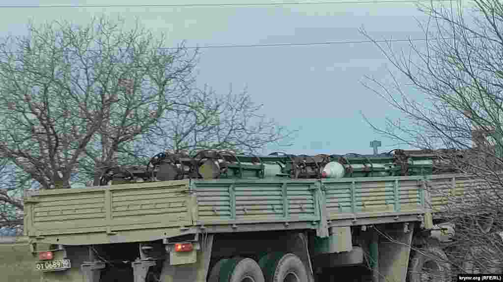 Завантажений ракетами бортовий військовий &laquo;камаз&raquo; на автодорозі Севастополь &ndash; Саки &ndash; Євпаторія
