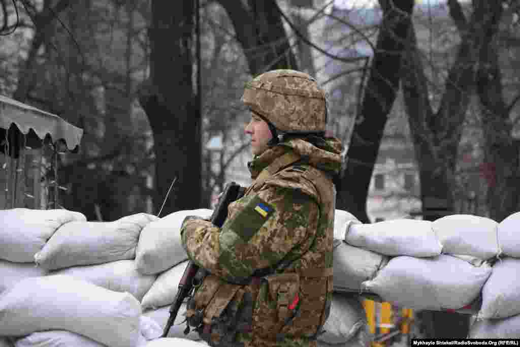 Украински војник стражари на барикада во Одеса