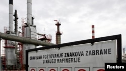 'Srbija se nadala da će moći i dalje kupovati rusku naftu po dumpinškim cijenama, prerađivati je u derivate i izvoziti, i na taj način ostvarivati ekstraprofite', komentira Umićević. (na fotografiji postrojenja NIS-a u Pančevu, Srbija)