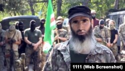 Муслім Чеберлоєвський разом із бійцями очолюваного батальйону. (скріншот з відео)