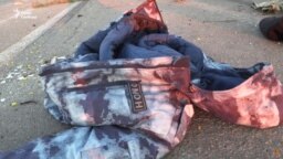 Снимка на остатъци от униформа на членов на военизираната полицейска структура ОМОН от Новокузнетск. Снимката е от последиците от битка на 28 февруари край Буча, на 20 км. от Киев