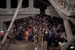 Ukrajinci ispod uništenog mosta dok pokušavaju da pobjegnu preko rijeke Irpin 5. marta