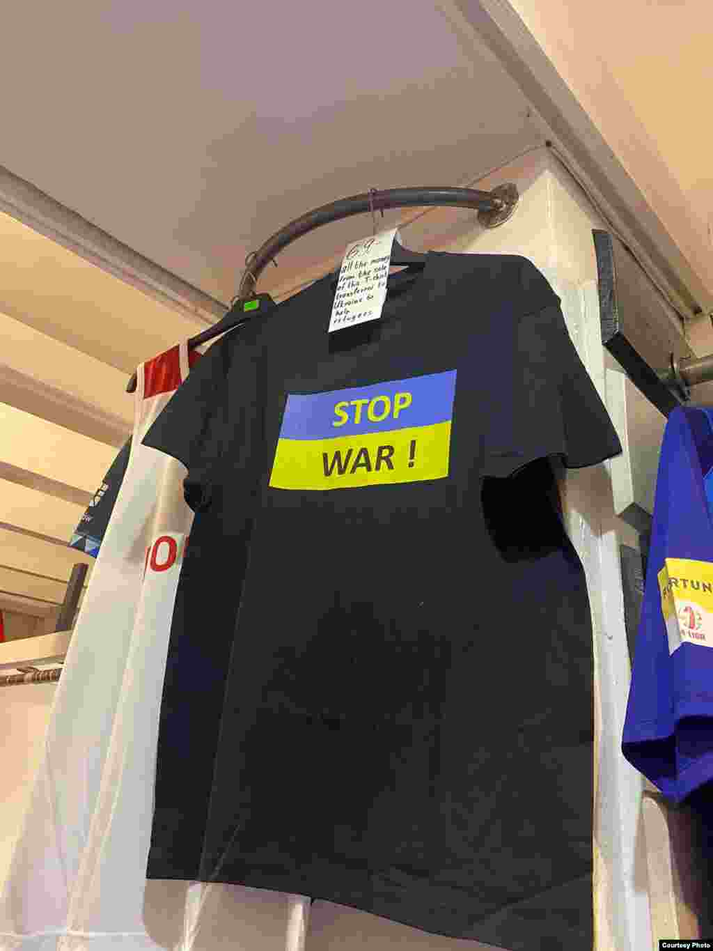 Продажа&nbsp;футболок з написом &laquo;No war!&raquo;