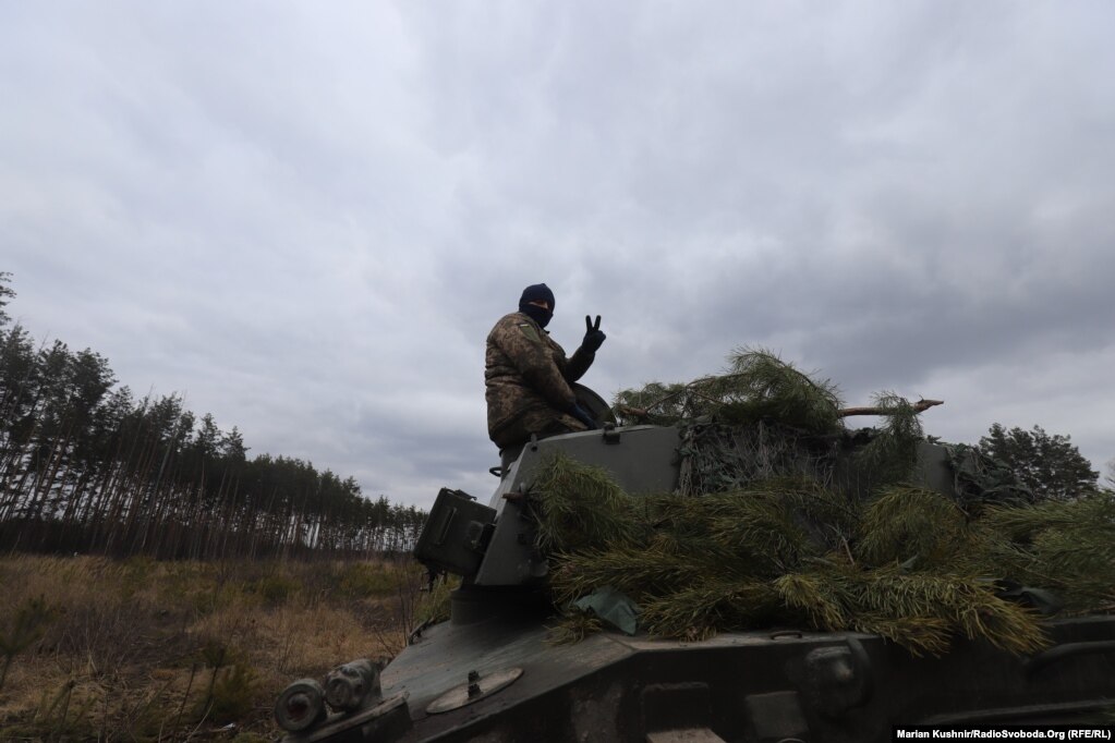 Українська артилерія веде вогонь в бік скупчення російських військ на півночі від Києва, околиці Макарова, 6 березня 2022 року