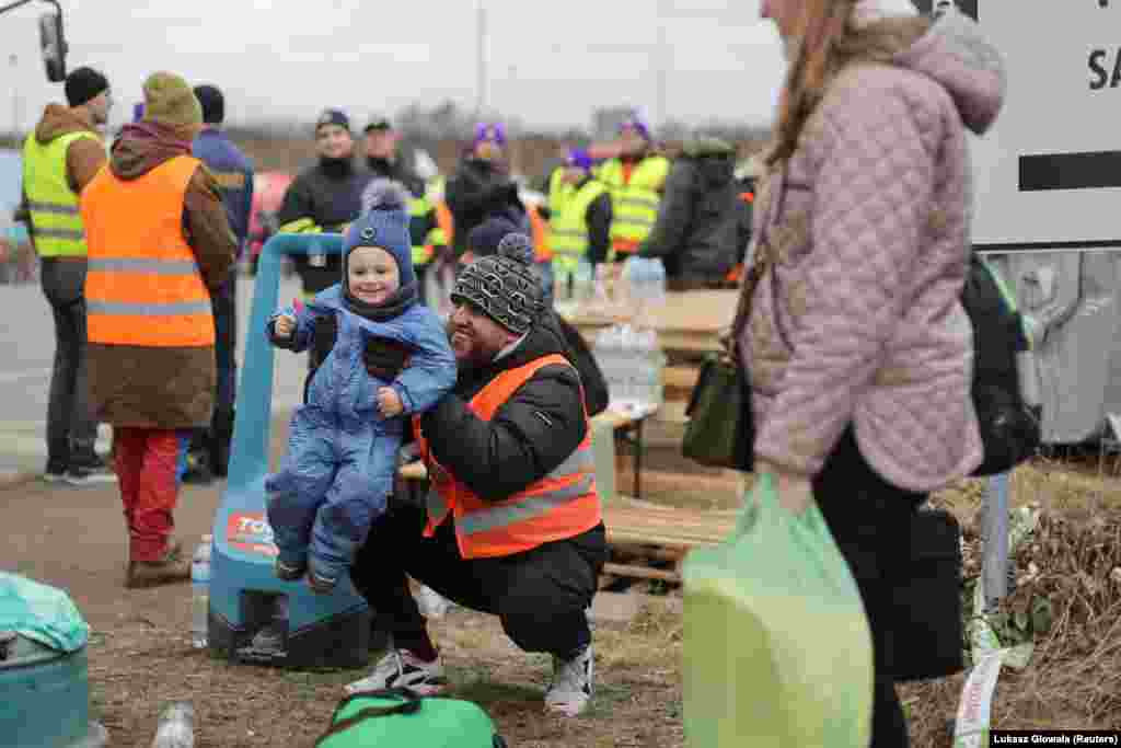 Një vullnetar mban një fëmijë që po ikën nga pushtimi rus i Ukrainës, në vendkalimin kufitar në Velke Slemence, Sllovaki, 5 mars 2022.