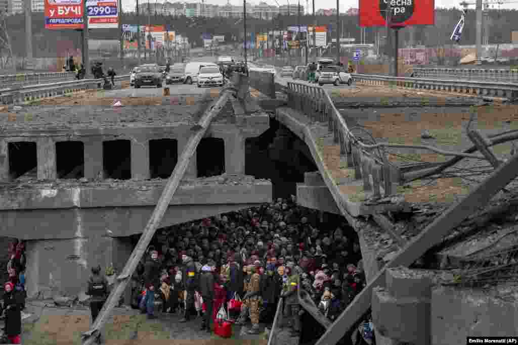 Një grumbull i madh i qytetarëve ukrainas, nën një urë të shkatërruar, gjatë përpjekjeve për të kaluar lumin e Irpinit, më 5 mars.