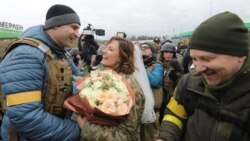 Vitalij Klicsko kijevi főpolgármester köszönti az ukrán hadsereg két házasodó katonáját, Leszja Ivanisenkót és Valerij Filimonovot március 6-án