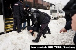 Задержание во время антивоенной акции протеста после вторжения России в Украину в Екатеринбурге, Россия, 6 марта 2022 года