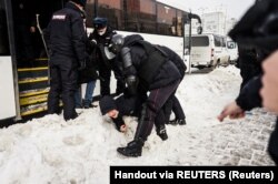 Një person është arrestuar me forcë gjatë një proteste kundër luftës në Yekaterinburg më 6 mars.