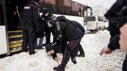 O persoană este reținută de poliție în timpul unui protest împotriva războiului, în urma invadării Ucrainei de către Rusia, la Sankt Petersburg, 6 martie 2022.