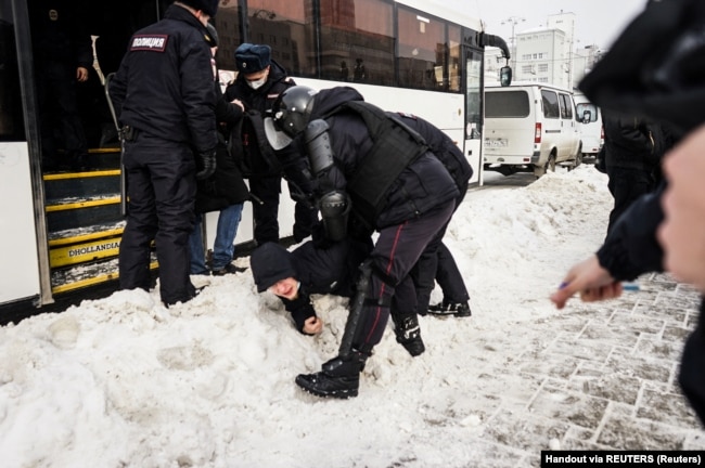Një person është arrestuar me forcë gjatë një proteste kundër luftës në Yekaterinburg më 6 mars.