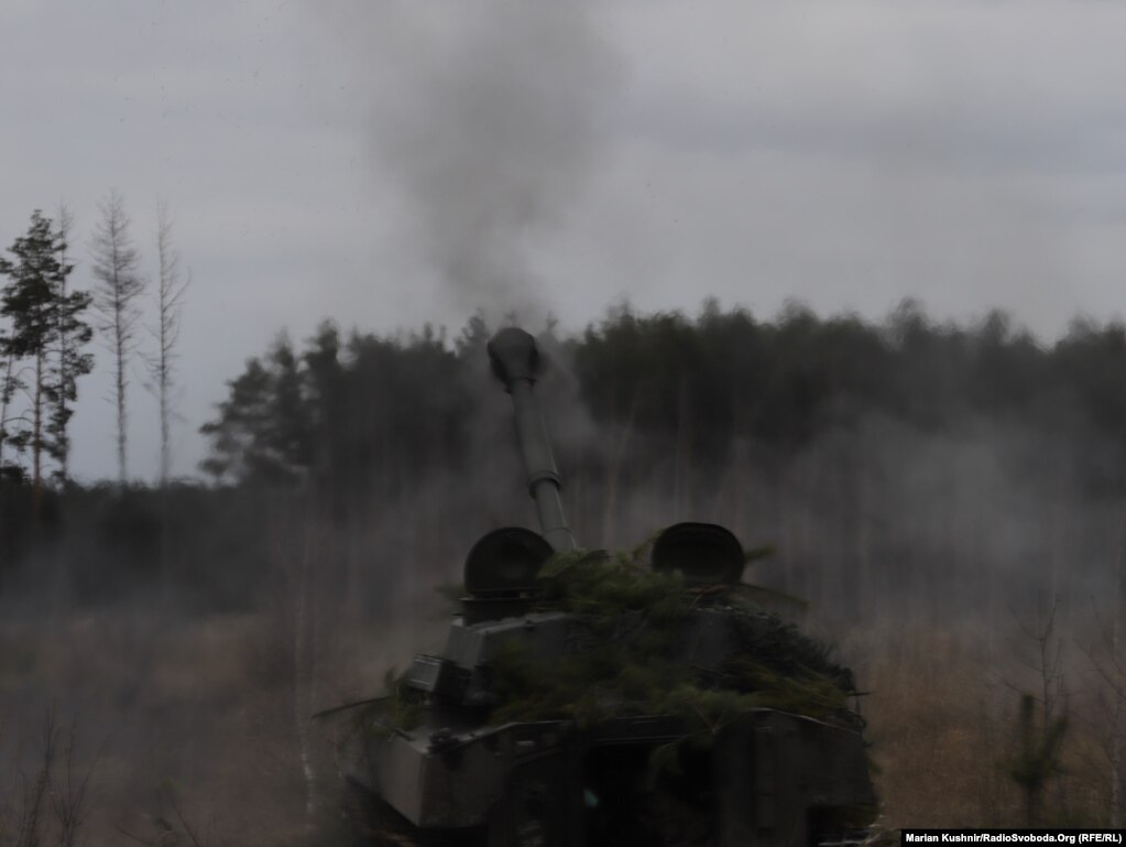 Українська артилерія веде вогонь в бік скупчення російських військ на півночі від Києва, околиці Макарова, 6 березня 2022 року