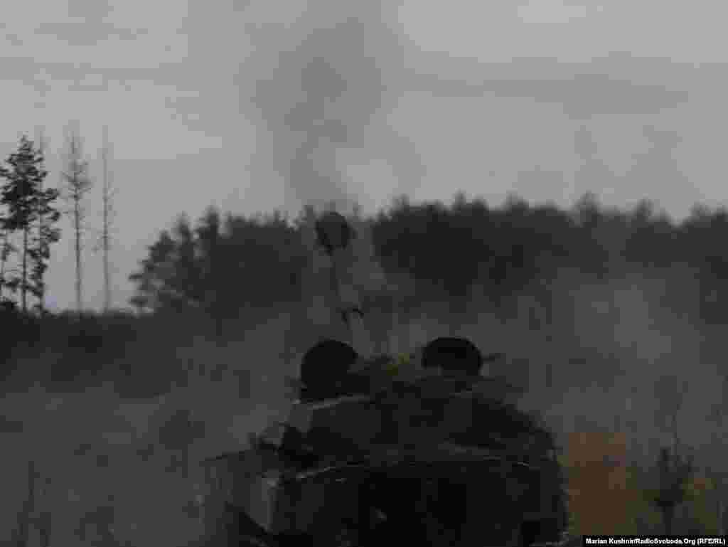 Українська артилерія веде вогонь в бік скупчення російських військ на півночі від Києва, околиці Макарова, 6 березня 2022 року
