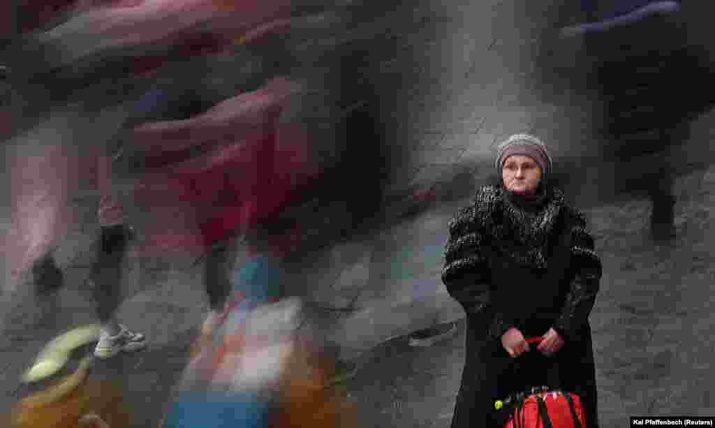 Kijevi menekültek várják a vonatcsatlakozást a lvivi pályaudvaron március 7-én