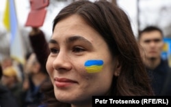 Украинадағы соғысқа қарсы митингке қатысқан әйел. Алматы, 6 наурыз 2022 жыл.