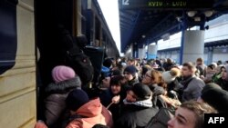Жыхары Кіева намагаюцца пакінуць сталіцу і адправіцца ў эвакуацыю, 5 сакавіка 2022 году