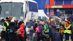 Oamenii ajung la un centru temporar de cazare și transport pentru refugiați într-un fost mall Przemysl, din sudul Poloniei, după ce au fugit de invazia rusă a Ucrainei, 6 martie 2022. REUTERS/Fabrizio Bensch