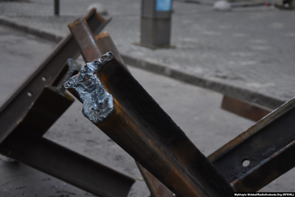 Pamje nga afër e një barrikade anti-tank e vendosur në rrugë.