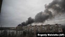 Rus güýçleri tarapyndan oka tutulan bir binadan tüsse göterilýär. Mariupol ş. Ukraina.