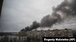 Облак чад се издига од зграда по гранатирањето на руските сили во украинскиот пристанишен град Мариупол.