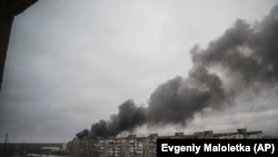  Гъст пушек се издига от постройка в града, улучена от съветска ракета 