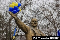 Памятник Ленину со связкой желто-голубых шаров. Алматы, 6 марта 2022 года