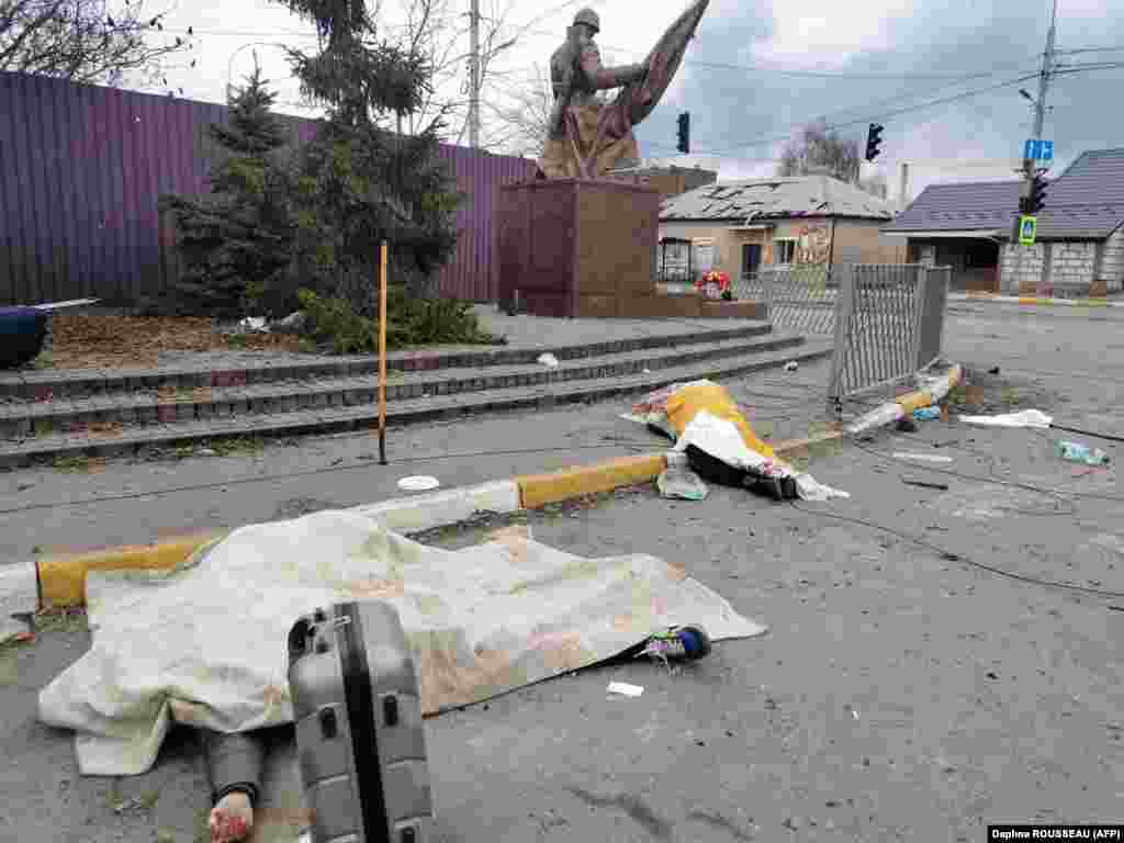 Trupat e civilëve që u vranë më 6 mars, teksa po përpiqeshin të largoheshin nga Irpini, gjatë granatimeve dhe bombardimeve të fuqishme nga forcat ruse.