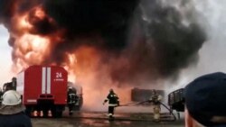 Pompierii intervin după ce o rachetă a lovit o clădire pe Aeroportul Internațional Havryshivka Vinnytsia, 6 martie 2022.