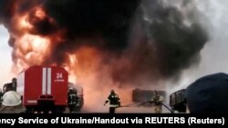 Vatrogasci gase požar nakon što je projektil pogodio zgradu u ranijem granatiranju Vinice, Ukrajina, 6. marta 2022.