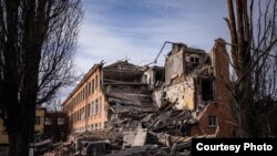 Разрушенное здание школы. Украина, март 2022