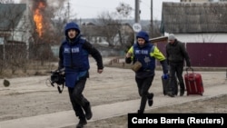 Журналісти під час висвітлення бойових дій в Ірпені, 6 березня 2022 року