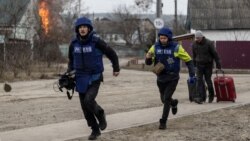 Novinari u Irpinu u blizini Kijeva, mart 2022.