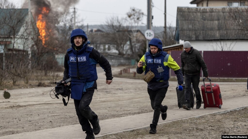 دو خبرنگار در حال فرار از شهر ایرپین همزمان با نزدیک شدن نیروهای روسی
