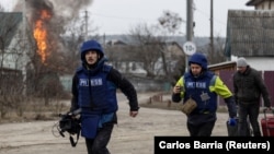 Журналісти під час обстрілу та евакуації цивільних в Ірпені, 6 березня 2022 року
