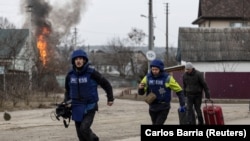 Журналисты бегут в укрытие во время обстрела (Ирпень, 6 марта 2022 года)