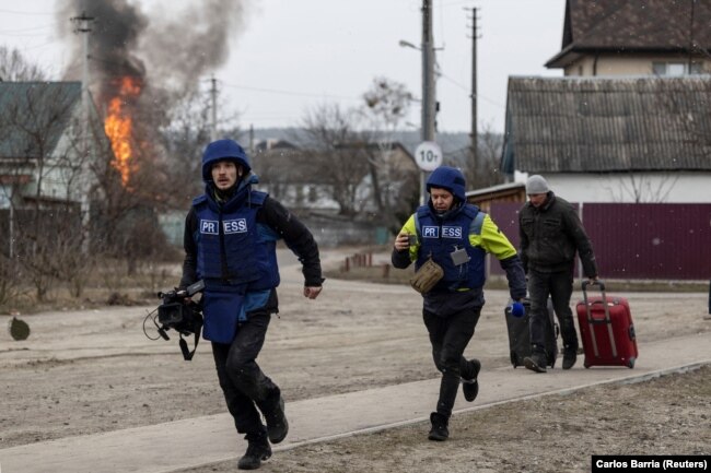 Журналісти під час висвітлення бойових дій в Ірпені, 6 березня 2022 року