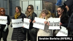 Yllka Berisha gjatë protestës në Prishtinë.