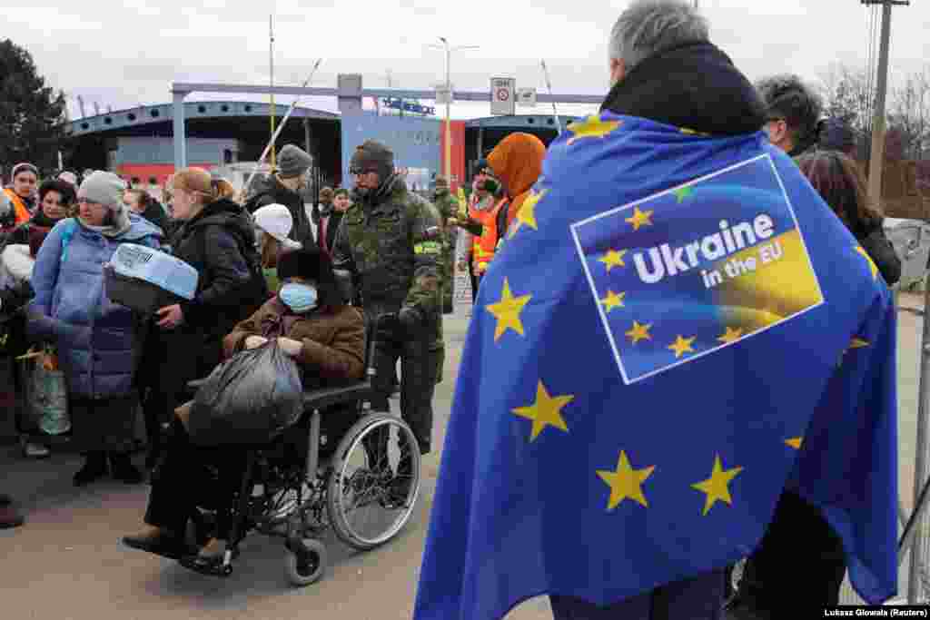 Qytetarët presin në kufirin në Vysne Nemecke, Sllovaki. Ata u larguan nga Ukraina për shkak të pushtimit rus.&nbsp;