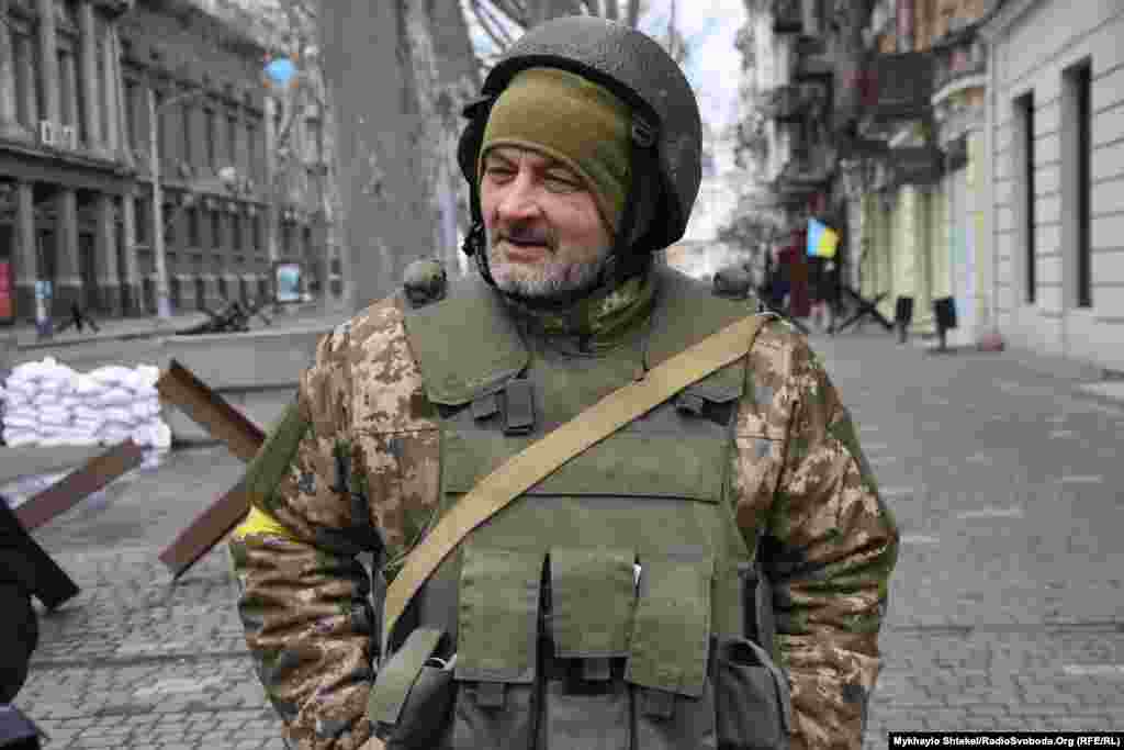 Військовий із позивним &laquo;Цар&raquo; не проти сфотографуватись.&nbsp;Одеса, 5 березня 2022 року