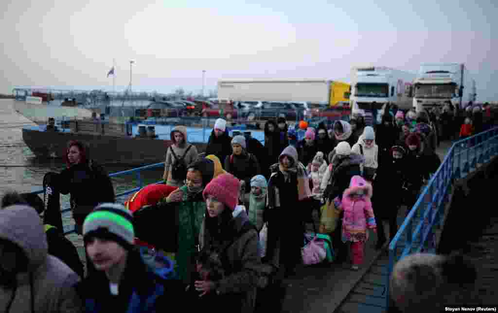 Qytetarët nga Ukraina, pasi ikën nga pushtimi rus, mbërrijnë&nbsp;në pikën kufitare Isaccea-Orlivka, Rumani, 5 mars 2022.
