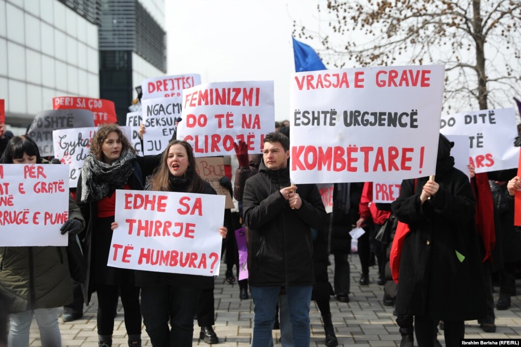 "Edhe sa thirrje të humbura" dhe "Vrasja e grave është urgjencë kombëtare" ishin disa prej sloganeve në protestën e organizuar më 8 mars në Prishtinë. 