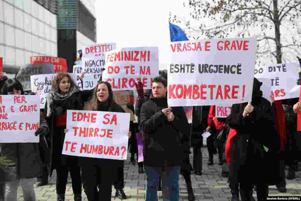 &quot;Edhe sa thirrje të humbura&quot; dhe &quot;Vrasja e grave është urgjencë kombëtare&quot; ishin disa prej sloganeve në protestën e organizuar më 8 mars në Prishtinë.&nbsp;