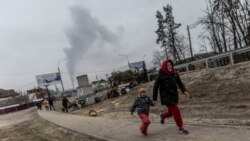 Banorët vendas në Irpin, duke ikur në mes të bombardimeve nga forcat ruse, 6 mars 2022.