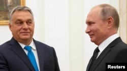 Viktor Orbán (stânga) a făcut jocurile lui Vladimir Putin (drepta) în momentele în care și-a folosit dreptul de veto la deciziile UE. L-a anunțat însă pe Volodimir Zelenski că va susține acordarea statutului de țară candidată la UE pentru Ucraina.