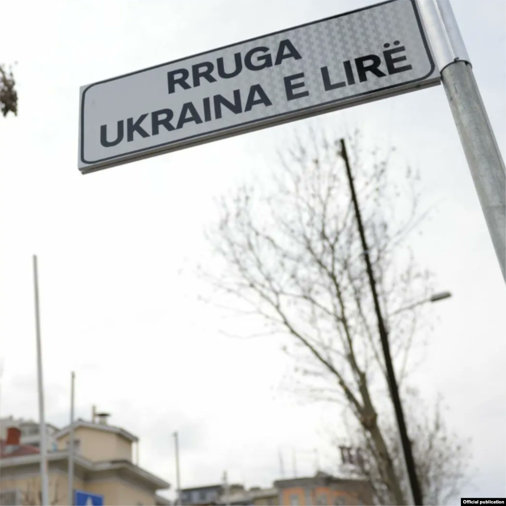 АЛБАНИЈА - По предлог на градоначалникот Ерион Велиај, на попладневната вонредна седница, Советот на општина Тирана, донесе одлука улица во албанската метропола да се именува Слободна Украина.