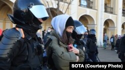 Задержание жителей Петербурга на антивоенной акции 6 марта 
