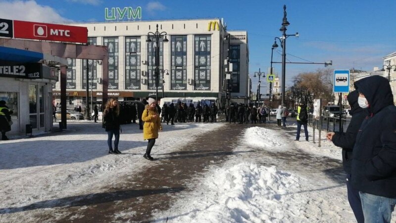 В Перми люди вышли на антивоенную акцию напротив ЦУМа